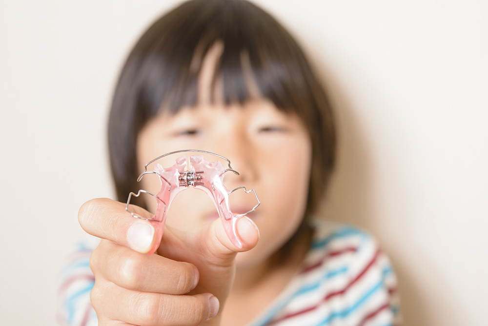 子供の矯正はいつから始める?小児矯正の1期治療・2期治療とは?